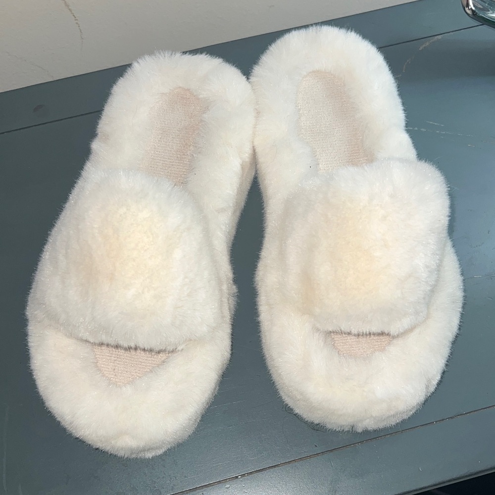 NWOT Amazon Cozy White Faux Fur Slippers size 37 - Picture 1 of 7